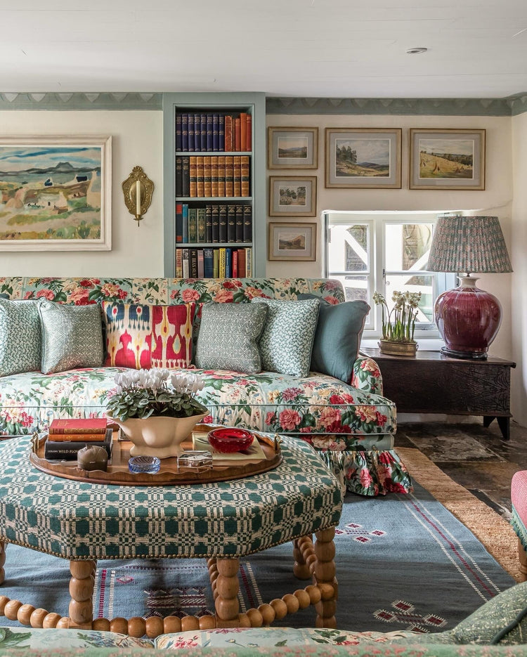 15 Warm and Welcoming Traditional Living Room Ideas – CreativeBooster