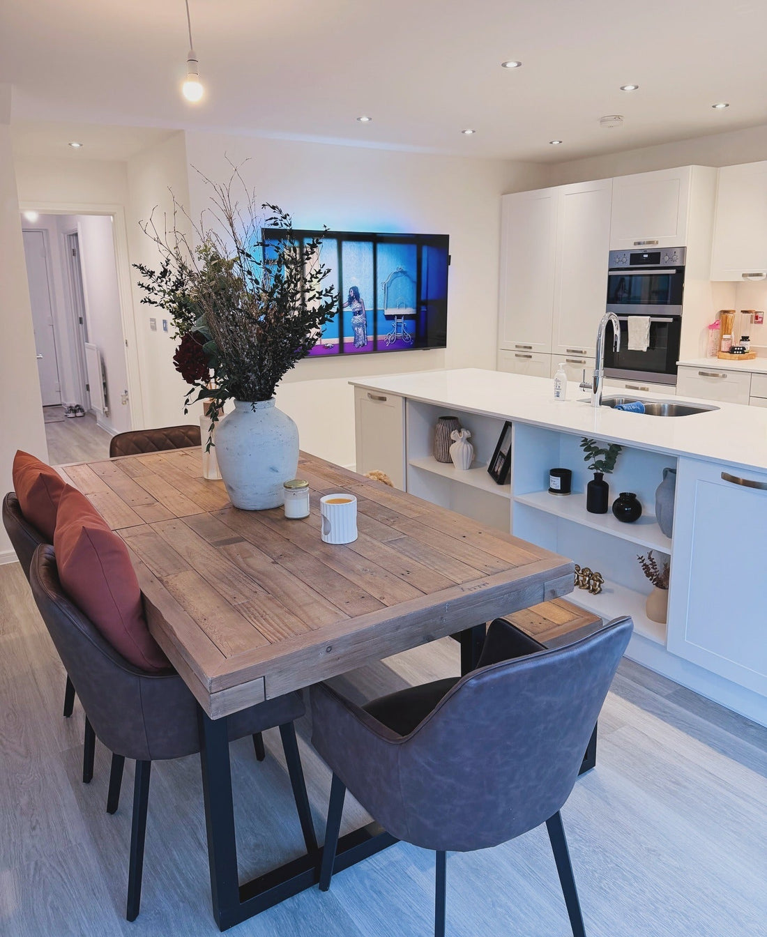 17 Inspiring Table Kitchen Ideas for Family Kitchens 2026