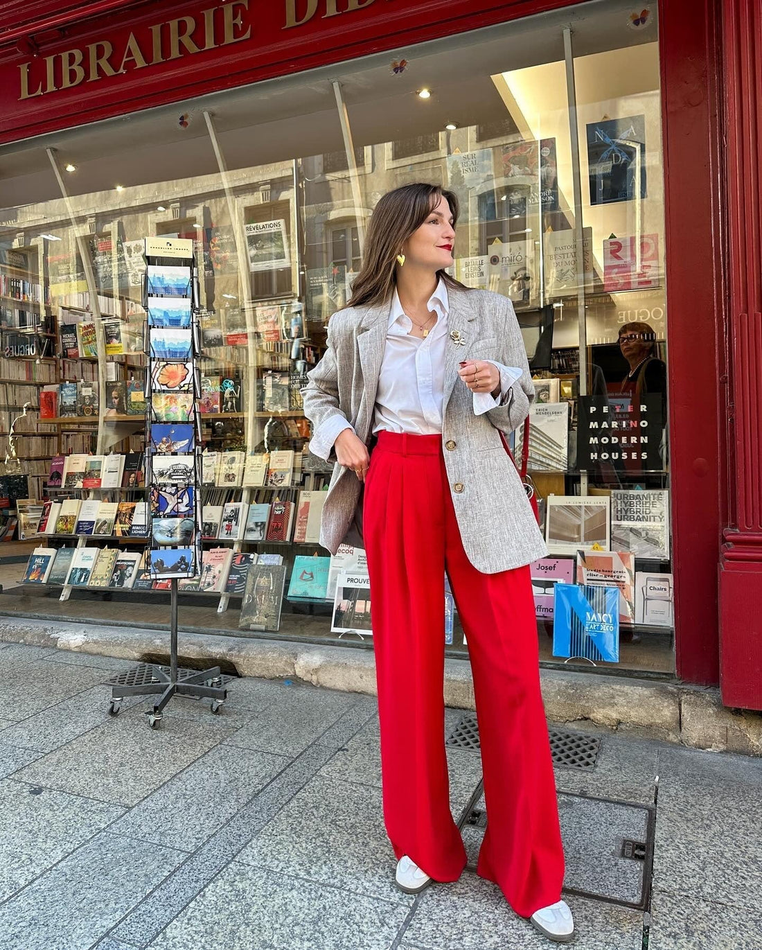 13 Confident Outfits with Red Trousers for Real Life 2026