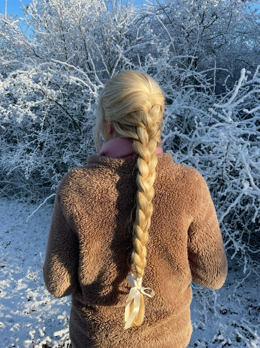 13 Cold-Weather Winter Hairstyles That Last 2026