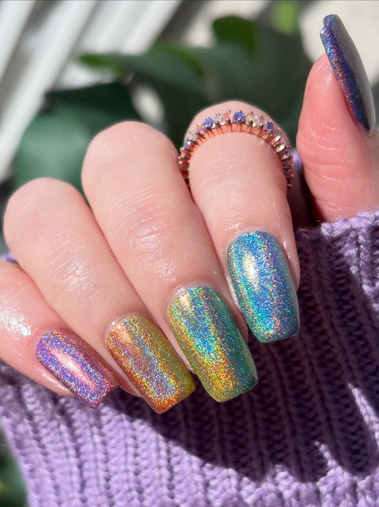 15 Stunning Holographic Nail Ideas