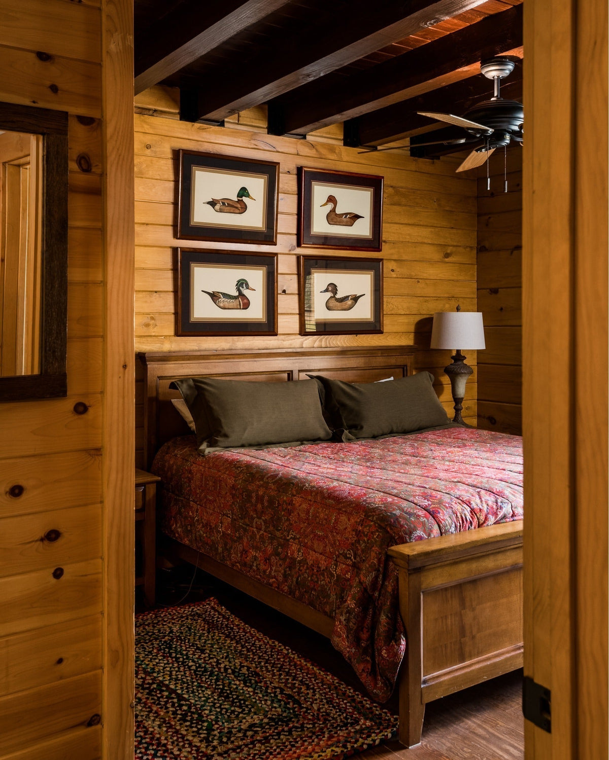 13 Log Cabin Bedroom Ideas for Rustic Comfort 2026 – CreativeBooster