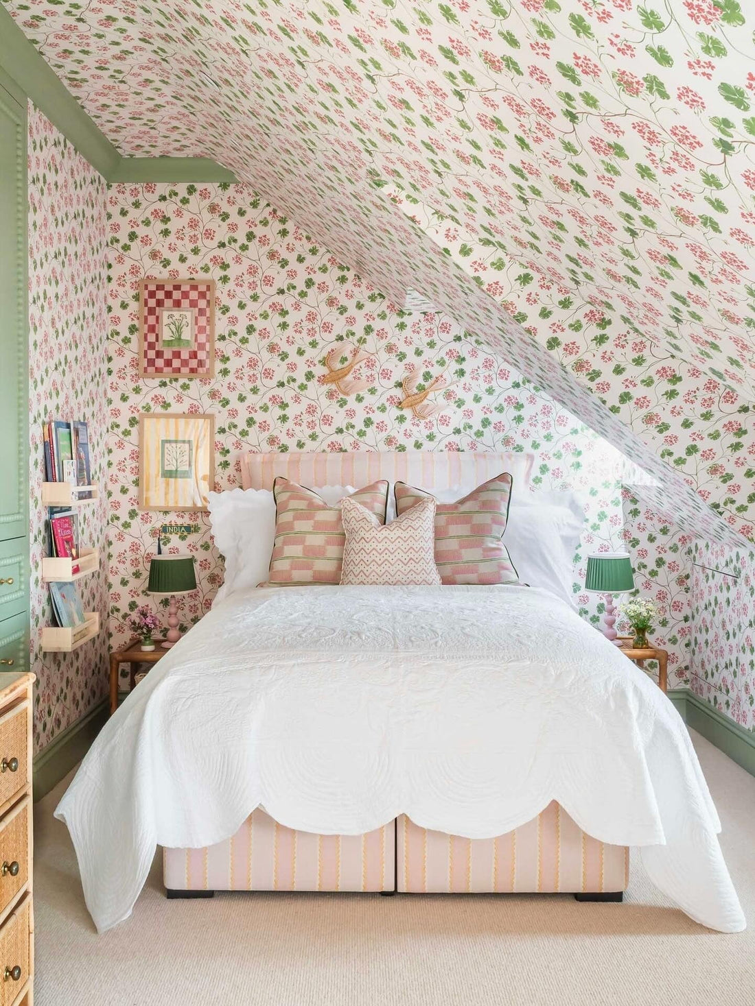 15 Wallpaper Ideas for Bedroom to Create a Dreamy Retreat