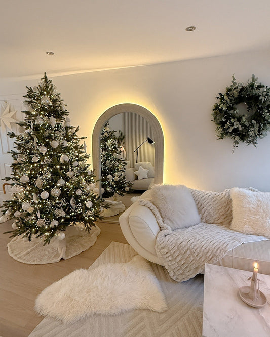 15 Festive Christmas Living Room Decor Ideas That Aren’t Tacky