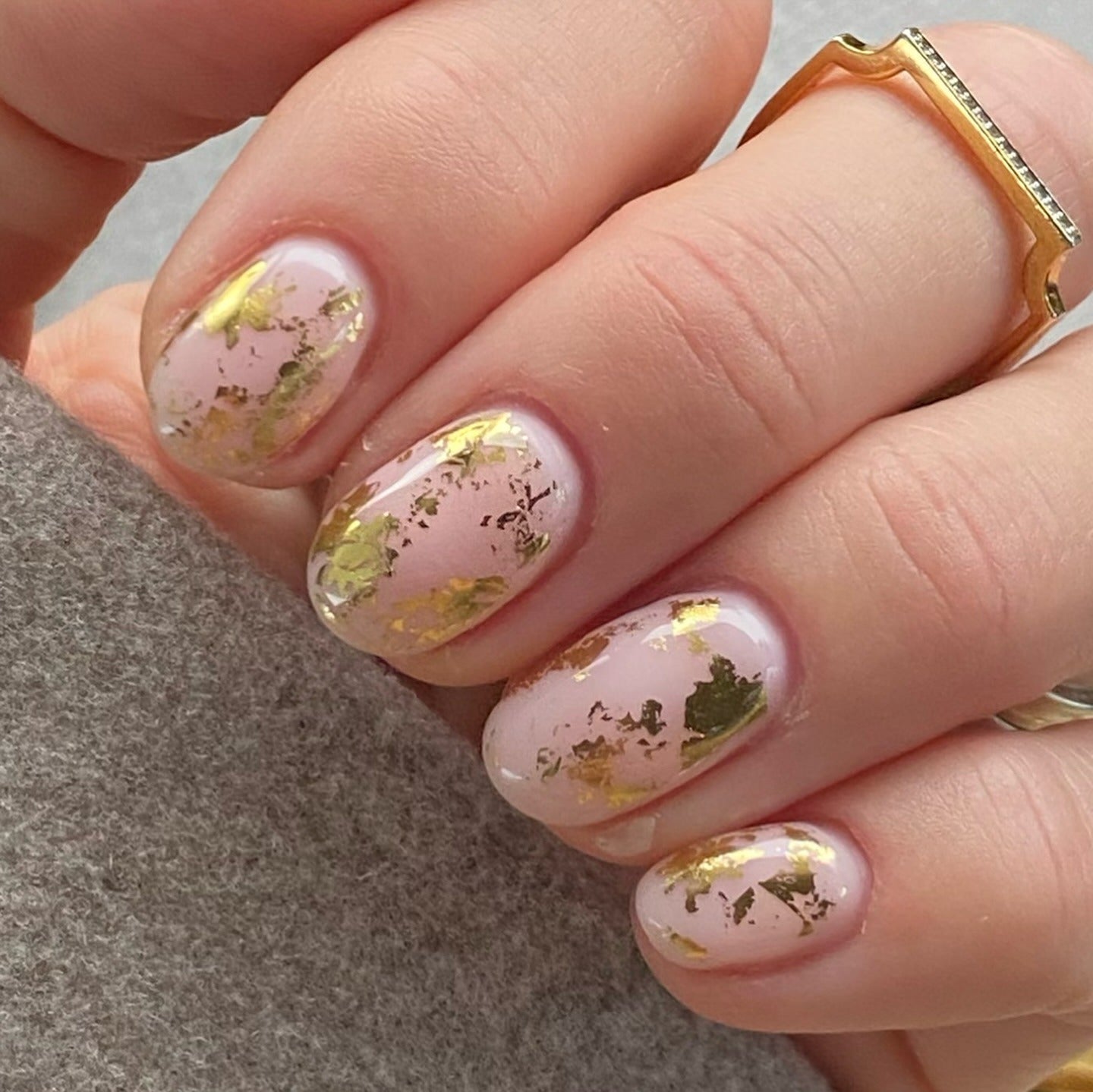 13 Elegant Gold Foil Nail Ideas – CreativeBooster