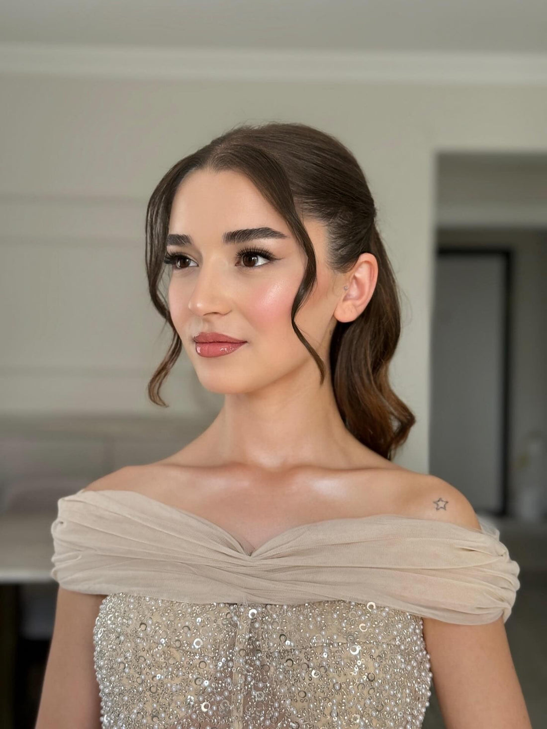 16 Romantic Bride Hairstyles for Wedding Inspiration