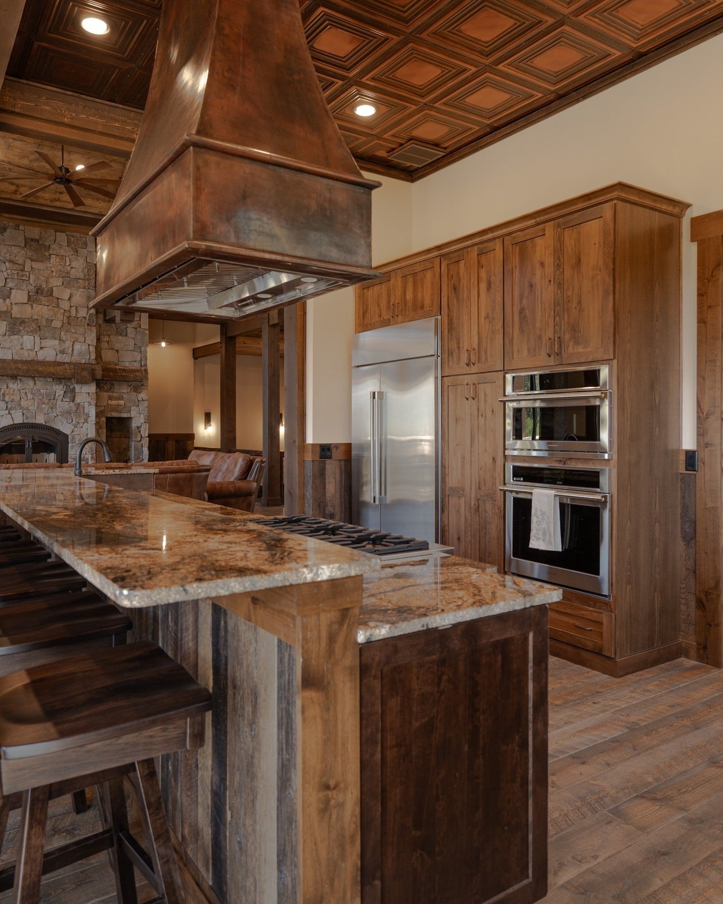 13 Rustic Kitchen Cabinets Ideas with Charm – CreativeBooster