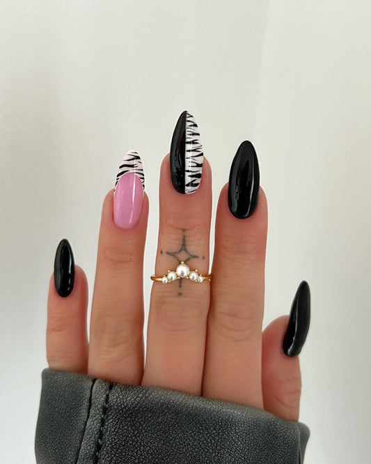 13 Minimal Elegant Black and White Nail Ideas 2026