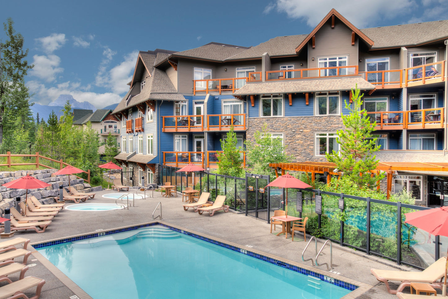 Blackstone Mountain Lodge by CLIQUE Review: Luxurious Rocky Mountain Retreat