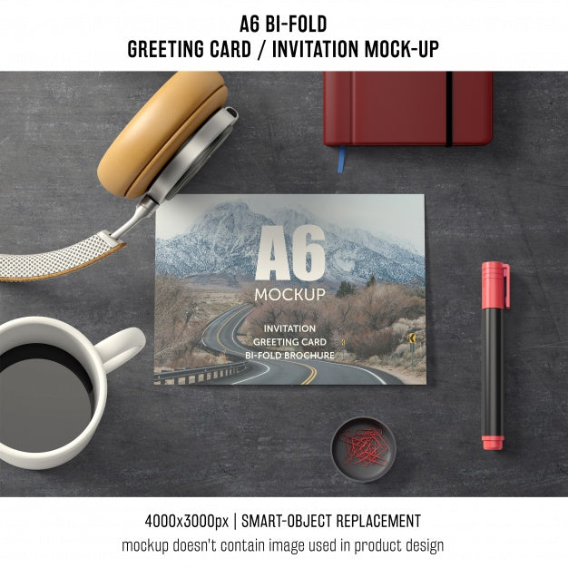 Free A6 Bi-Fold Greeting Card Mockup With Coffee Psd