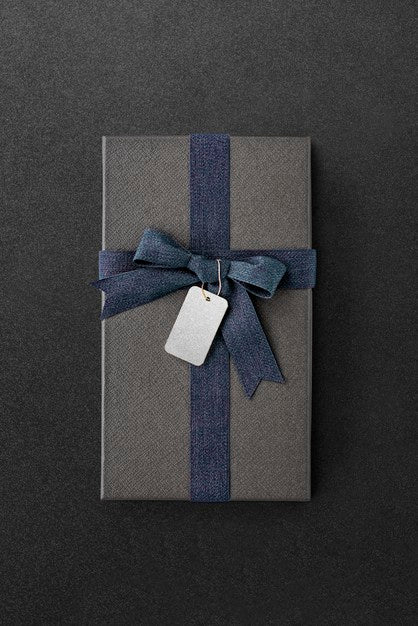 Free Aerial View Of Gift Box With A Tag Mockup Psd