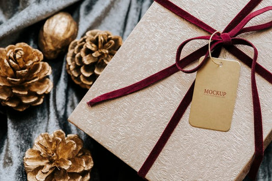 Free Aerial View Of Gift Box With A Tag Mockup Psd