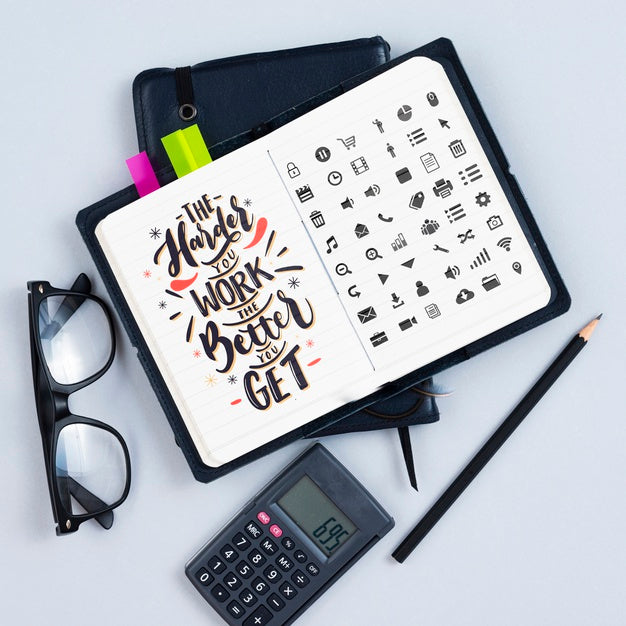 Free Agenda On Desk With Motivational Quote Psd
