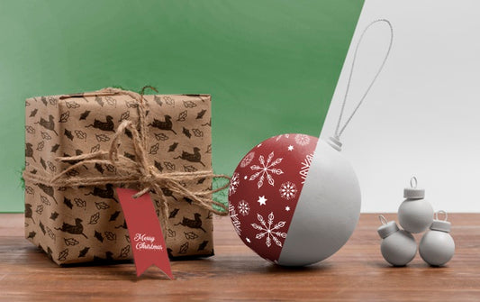 Free Arrangement With Christmas Globe And Gift Psd
