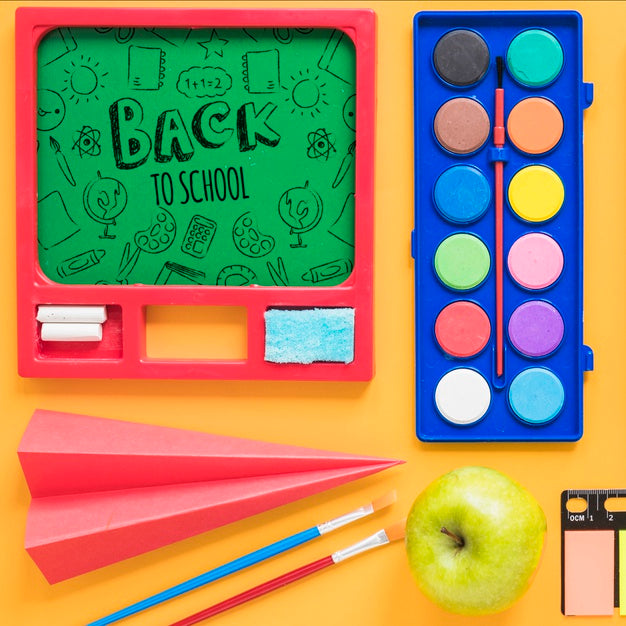 Free Arrangement With Green Board And Items For Art Class Psd