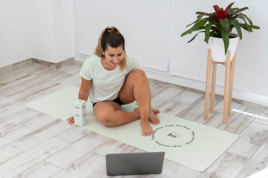 Free Athletic Woman Doing Yoga At Home Psd