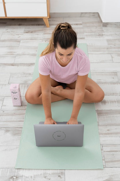 Free Athletic Woman Doing Yoga At Home Psd