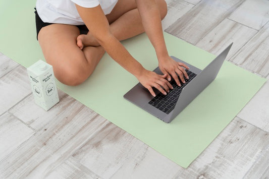 Free Athletic Woman Doing Yoga At Home With Laptop Psd
