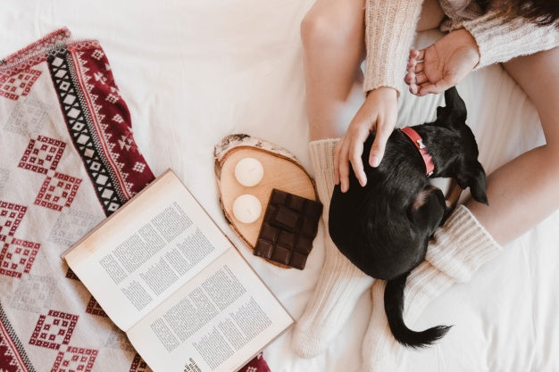 Free Autumn Mockup With Woman On Bed Psd