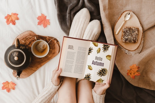 Free Autumn Mockup With Woman On Bed Psd