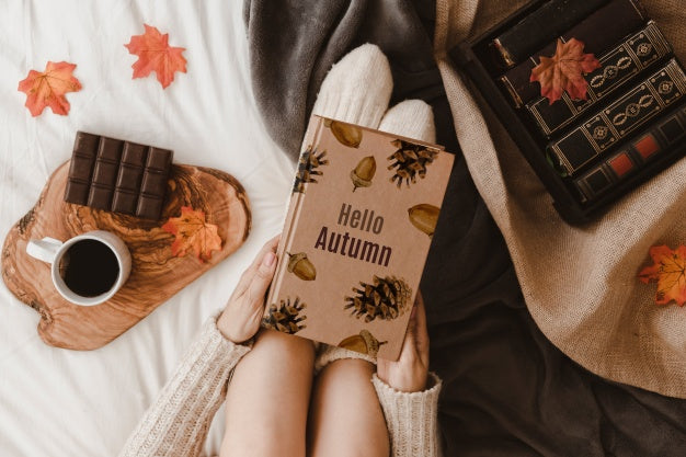 Free Autumn Mockup With Woman On Bed Psd