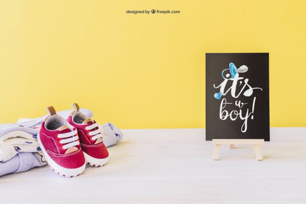 Free Baby Boy Mockup With Board Psd