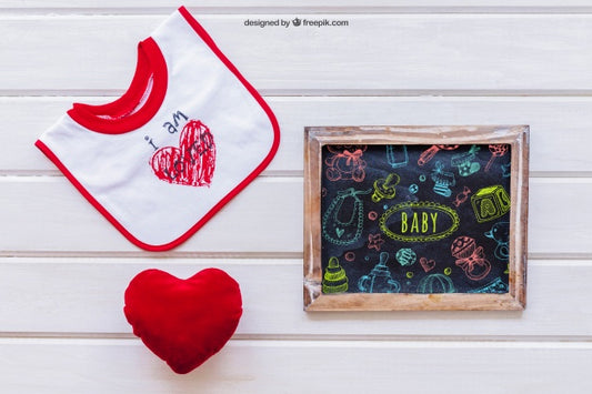 Free Baby Mockup With Slate And Heart Psd