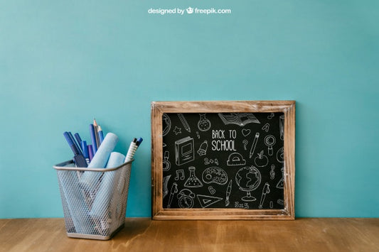 Free Back To School Composition With Slate And Pens Psd