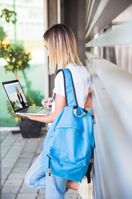 Free Back To School Concept With Girl Using Laptop Psd