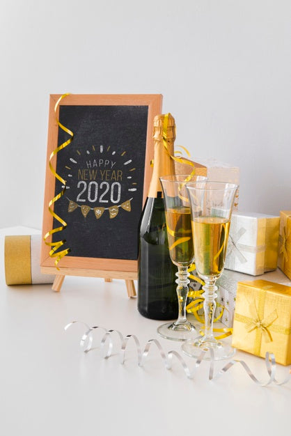 Free Blackboard Mock-Up With Glasses Of Champagne Psd