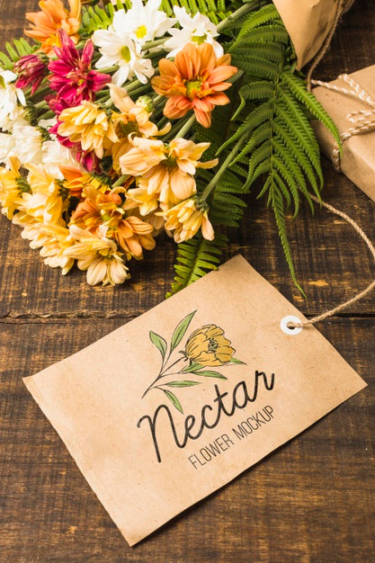 Free Bouquet Of Flowers With Mock-Up Tag Psd