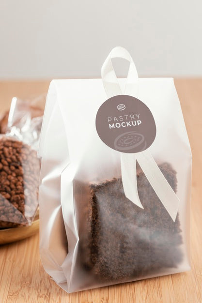 Free Brownie In Transparent Packaging Mockup Psd