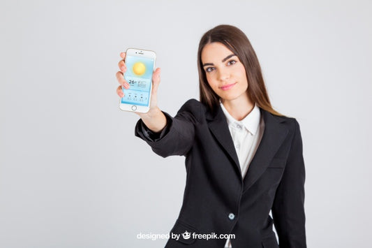 Free Business Woman Showing Her Smartphone Psd
