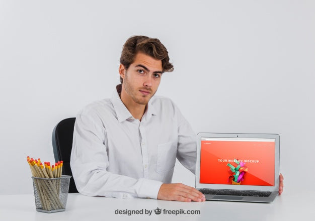 Free Businessman At Desk With Laptop Psd