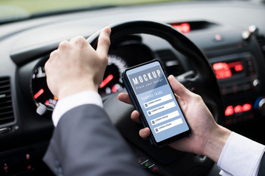 Free Businessman Holding Smartphone While Driving Psd