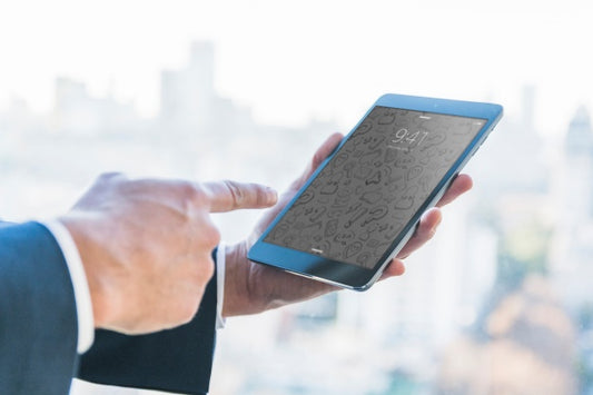 Free Businessman With Finger At Tablet In Front Of City Skyline Psd