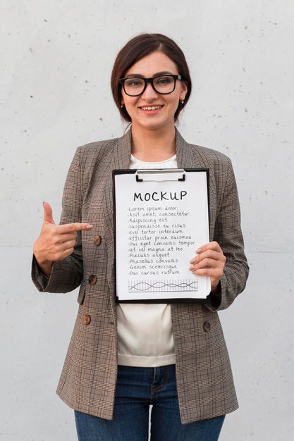 Free Businesswoman Holding A Mock-Up Clipboard Front View Psd