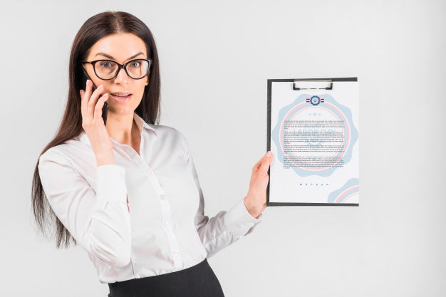 Free Businesswoman Holding Clipboard Mockup For Labor Day Psd