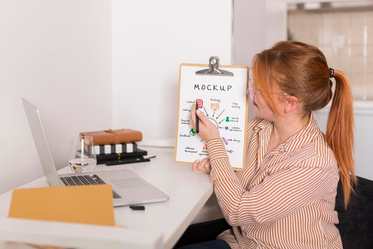 Free Businesswoman Showing Her Clipboard Mock-Up At A Video Conference Psd