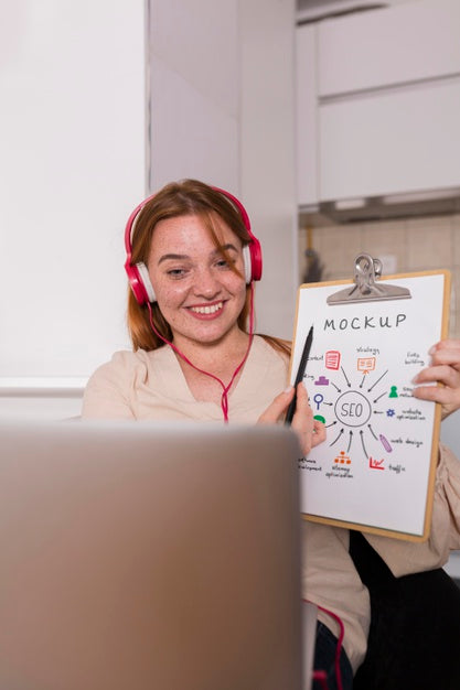 Free Businesswoman Showing Her Clipboard Mock-Up At A Video Conference Psd