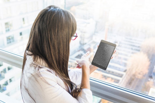 Free Businesswoman With Tablet In Front Of City Skyline Psd