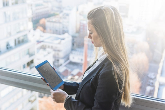 Free Businesswoman With Tablet In Front Of City Skyline Psd