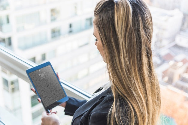 Free Businesswoman With Tablet In Front Of City Skyline Psd