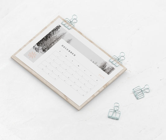 Free Calendar Catched On Wooden Board With Clippers Psd