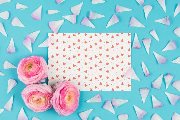 Free Card Mockup With Roses And Petals Psd