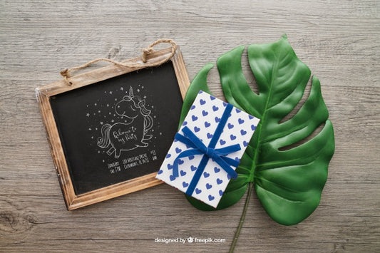 Free Chalkboard And Gift Box On A Leaf Psd