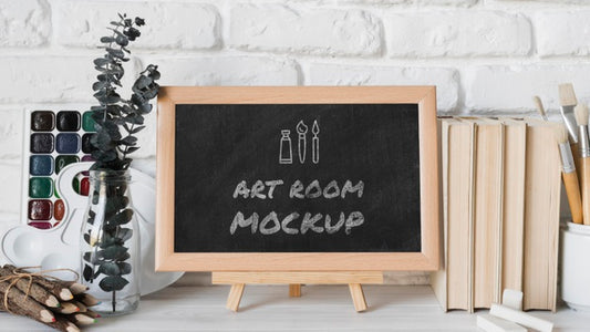 Free Chalkboard With Message On Desk Psd
