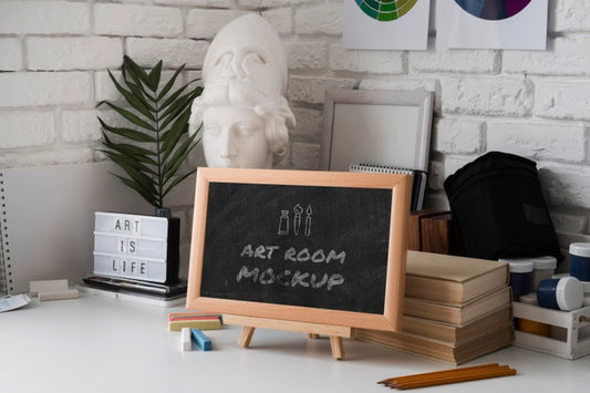 Free Chalkboard With Message On Desk Psd