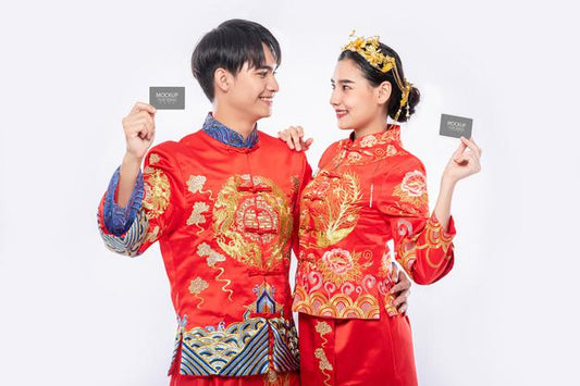 Free Chinese Man And Chinese Woman Hold Blank Credit Card Mockup Psd