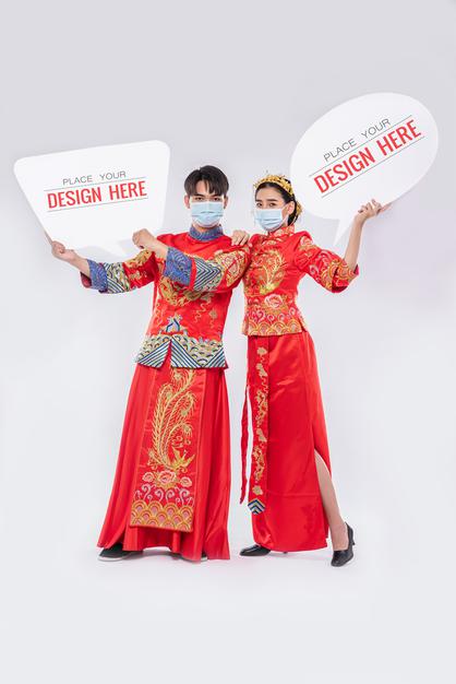 Free Chinese Man And Chinese Woman Hold Blank Speech Bubble Mockup Psd